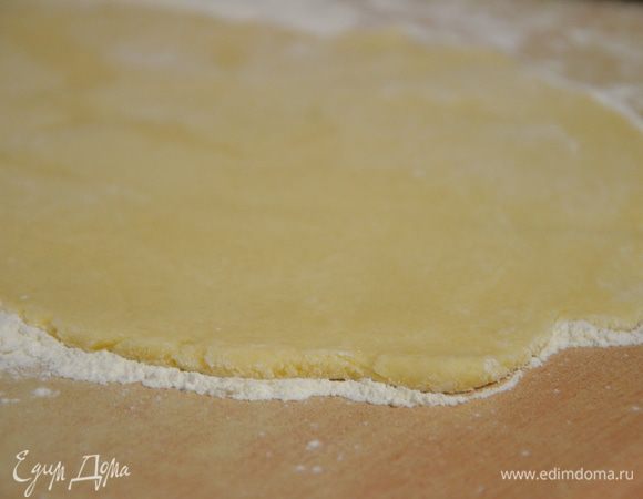 Тесто обвернуть пищевой пленкой и отправить в холодильник примерно на 30 минут.Затем достать,разделить на две части,одну раскатать на хорошо присыпанной мукой поверхности,а вторую отправить в холодильник.