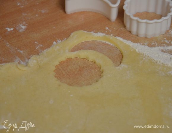 Духовку разогреть до 170С.Из раскатанного теста вырезать при помощи формочек печенюшки,переложить на противень застеленный пергаментом и выпекать 10-15 минут.