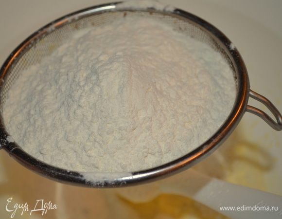просеиваем муку с содой ...