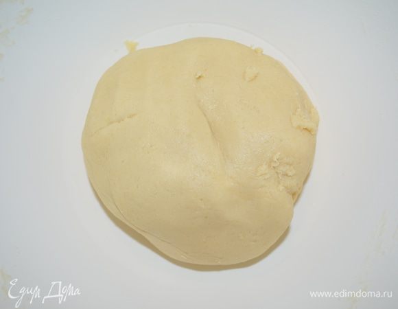 тесто получается как пластилин: немного липкое, но не мягкое!Легко лепится