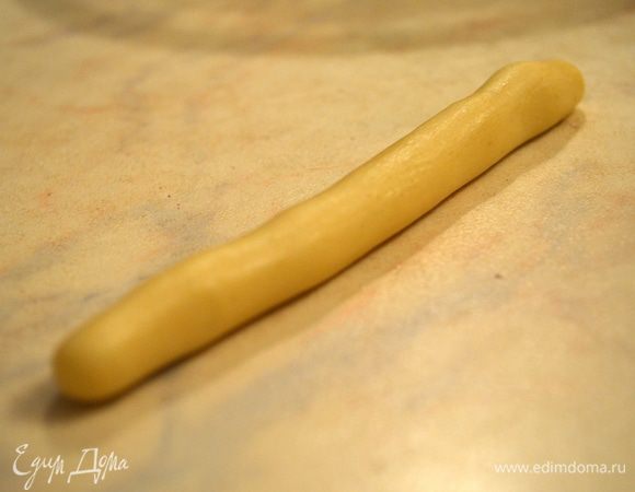 раскатываем его руками в колбаску 10 см и толщиной максимум 1 см
