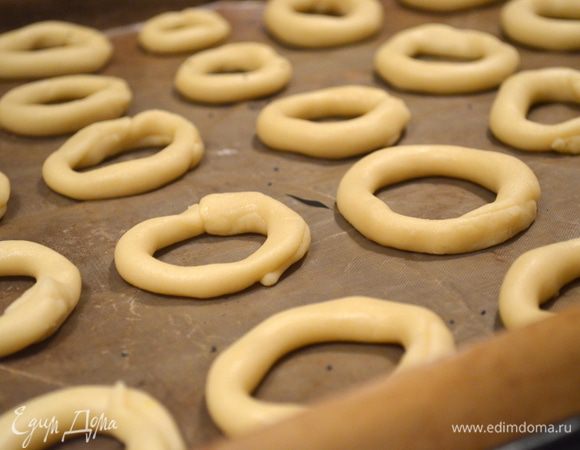 УКладываем на противень с бумагой на расстоянии друг от друга, в процессе приготовления они увеличатся! не делайте их слишком толстыми, они не будут хрустящими! Выпекаем 12-15 минут при 200 гр