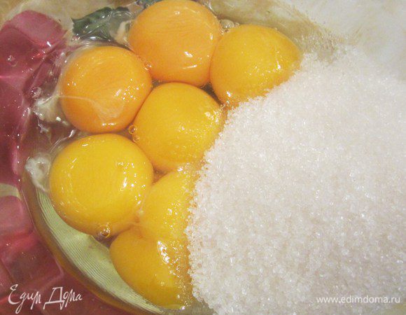 Отделяем желтки от белков в отдельные емкости. 