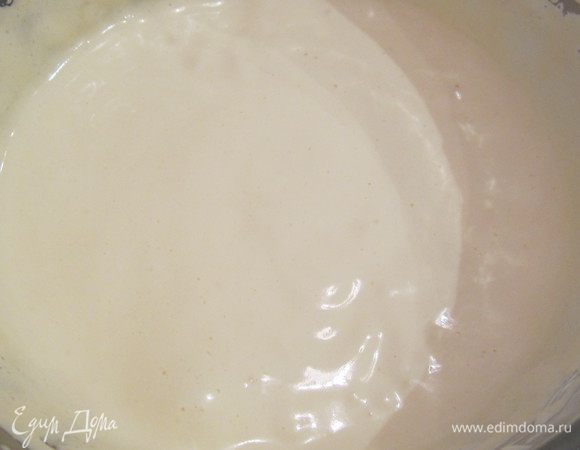 Желтки взбиваем с половиной нормы сахара до кремообразного состояния и увеличения примерно раза в 3.