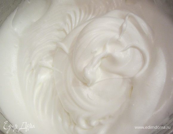 Белки с половиной нормой сахара и лимонным соком взбиваем до устойчивых пиков. Самое главное для бисквита хорошо взбитые белки и желтки!