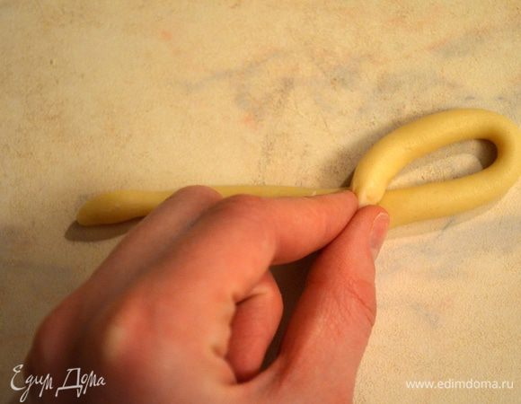 также берем колбаску, один кончик прилепляем к середине...