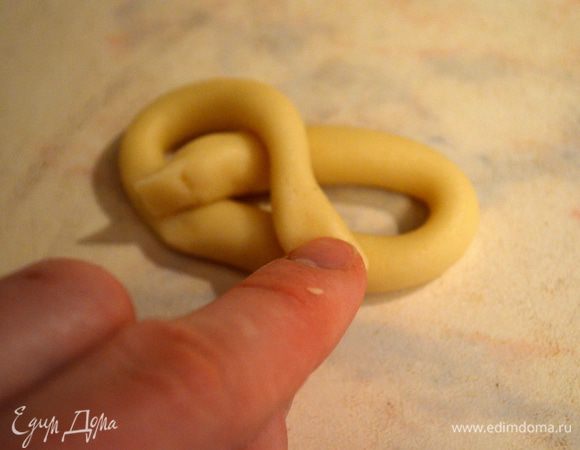 а второй кончик чуть дальше от середины и в нахлест - получается кренделек)) выпекаются также 12-15 минут при 200 гр.