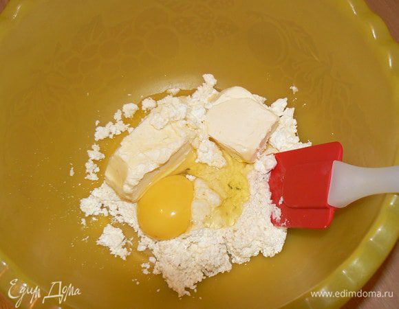 смешать мягкое масло, творог, яйцо