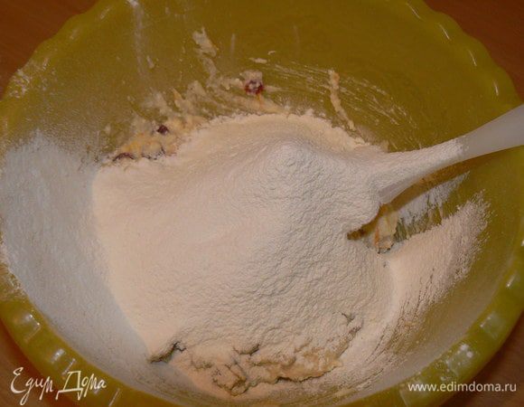 добавить муку с разрыхлителем