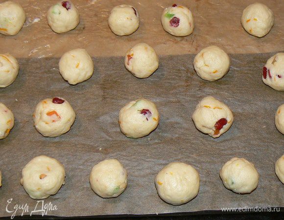 Отрываем небольшие кусочки,скатываем в шарики и выкладываем на застеленный бумагой для выпечки противень,оставляем между шариками расстояние. 