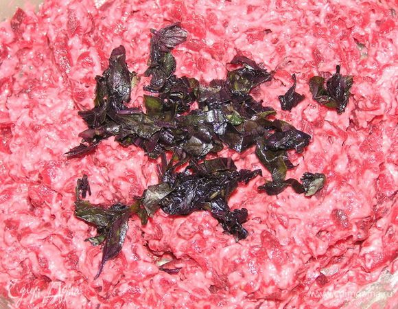 добавить нарезанные листики базилика, еще раз перемешать.
