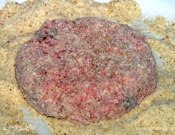 Из полученной массы сформировать котлетки, обвалять в панировочных сухарях,

