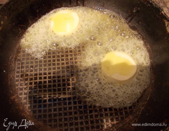 В сковороду добавить ложку сливочного масла и все оливковое.