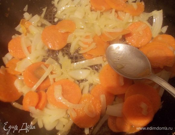 Добавить овощи в сковороду и тушить их 2-3  минуты.