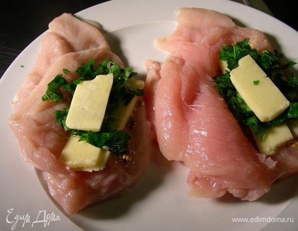 Филе разрезаем горизонтально не до конца, а чтобы получился глубокий карман. Выкладываем в него по 1 ч.л. горчицы и петрушки и несколько ломтиков сыра. Прикрываем карман.
