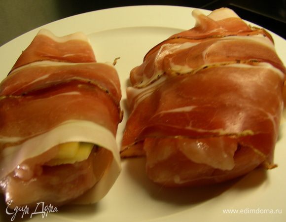 Оборачиваем филе беконом и ставим в духовку 200 гр минут на 20. Готовое блюдо можно полить соусом: растопить сливочное масло и смешать его с лимонным соком. Я не стала соусом поливать, так что на Ваше усмотрение. 