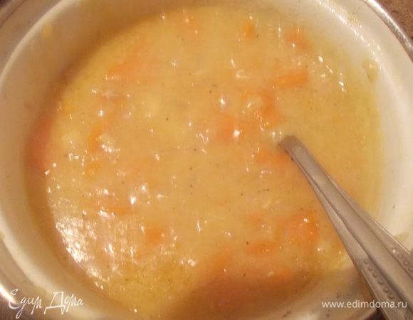 Смешать мучную заправку с тушеными овощами.