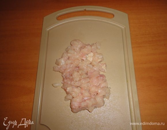  Куриное филе мелко нарезать.