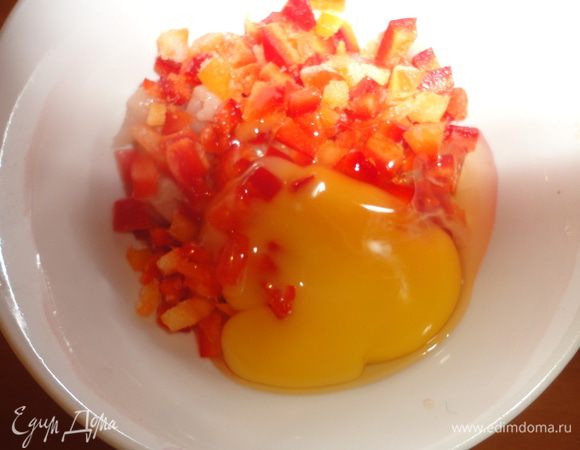 Смешать филе с перцем, добавить яйцо.