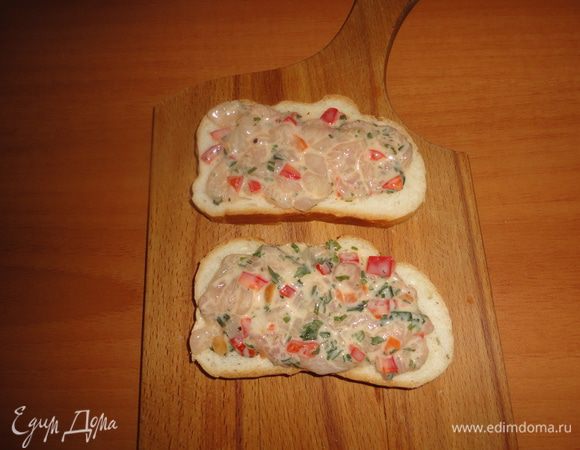 Намазать кусочки батона приготовленной смесью и жарить на разогретой сковороде в растительном масле куриной смесью вниз. Обжарить до румяности,   затем перевернуть и обжарить другую сторону.