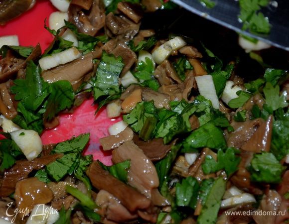 Грибы отмоченные и отваренные нашинковать тонко. Добавить корень сельдерея или петрушки нашинкованной, затем чеснок, посолить и перемешать.