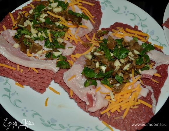 Начинку выложить поверх сала или окорока. Свернуть рулетом, для верности я наколола зубочистками.