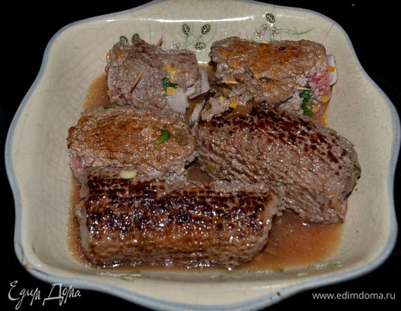 И обжарить на сковороде с 2-х сторон. Затем выложить на жаропрочное блюдо и поставить в духовку и довести до готовности. Время и тем-ра не указана, я ставила на 180 гр. на 60 мин.