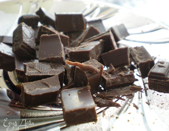 Шоколад нарезать. 