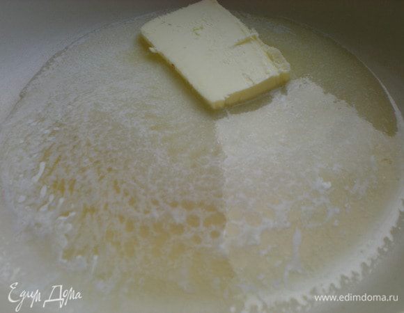 Растопить сливочное масло. 