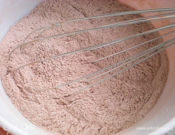 Соединяем сухие ингредиенты: муку, какао, сахар, разрыхлитель и щепотку соли, хорошо перемешиваем.