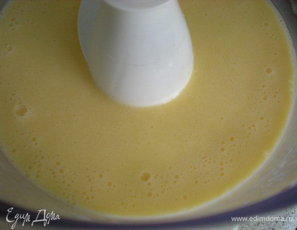 Соединяем ,,мокрые,, ингредиенты: 3/4 стакана молока, яйцом и растопленное сливочное масло. Взбить миксером или комбайном. 