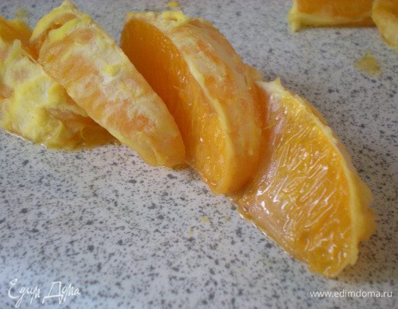 Фрукт нарезать.  