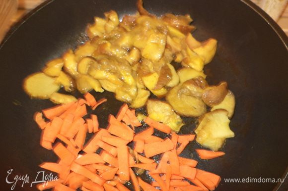 Обжарить на сковородке с небольшим количеством раст. масла грибы,лук и морковь.,я делала отдельно,т. к у меня муж не ест морковку!Грибы можно брать конечно любые,просто у меня были замороженные белые и решила их использовать!