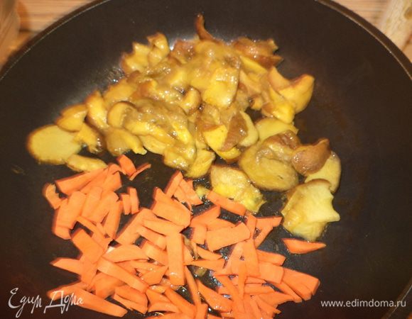 Обжарить на сковородке с небольшим количеством раст. масла грибы,лук и морковь.,я делала отдельно,т. к у меня муж не ест морковку!Грибы можно брать конечно любые,просто у меня были замороженные белые и решила их использовать!