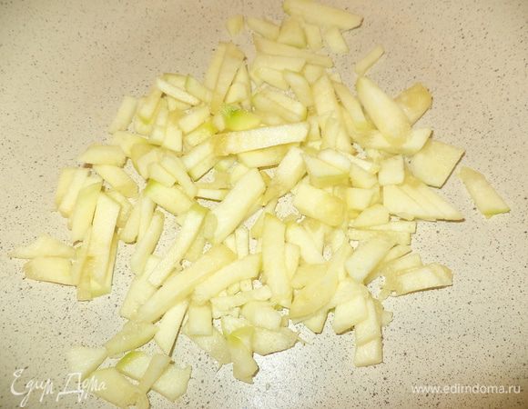 Обжарить кабачок,нарезанный соломкой.