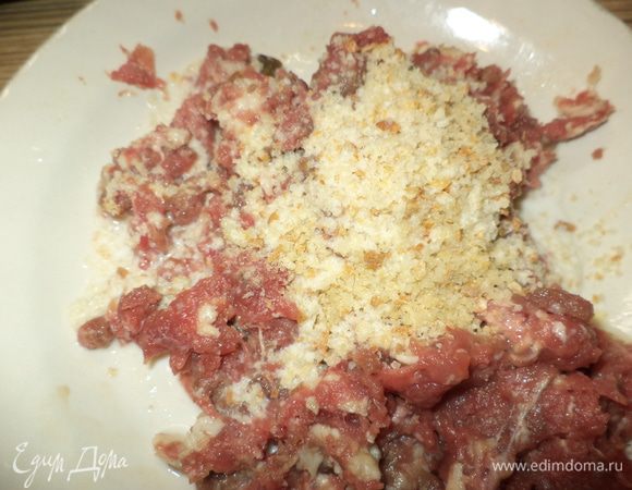 В фарш добавить соль специи по вкусу яйцо и немого пшеничных сухариков(у меня домашние)все перемешать хорошенько,я еще немного отбиваю фарш ребром ладошки.