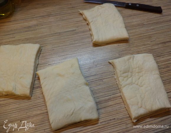 1 пластиночку слоеного теста разделить на 4 части