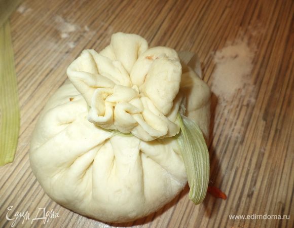 и собираем в кулечек,скрепляем ниточкой из лука порея или веточкой зелени,оставляя бахромку сверху,и все таки прижимая руками место, где будет наша веревочка