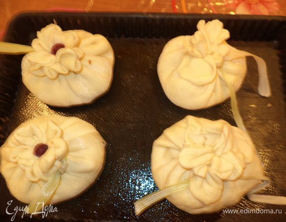 выкладываем на противень смазанный маслом и отправляем в духовку минут на 30-40 до красивой золотистой корочки. Мне нужно было как то отделить свои от мужниных и я это сделала с помощью клюковки!