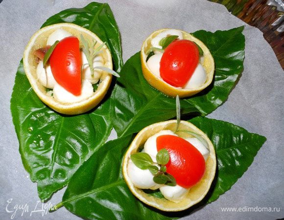 Сначала кладем моцареллу, затем кусочек анчоуса, помидор и листочек базилика (розмарина, лаванды, орегано). Сверху можно поперчить, посолить и сбрызнуть оливковым маслом, но я этого не делала.
Ставим в духовку на 15 мин, пока моцарелла не расплавится, а помидор слегка не запечется.