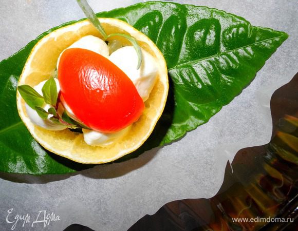 Получается оригинально. Можно просто с белым вином, можно в качестве дополнения к другим фуршетным закускам. В следующий раз попробую с маслинками, мне кажется, что очень душевно получится)))