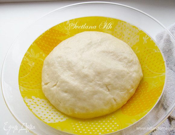 Из всех продуктов замесить тесто, оно должно отлипать от рук. Смазать растительным маслом и накрыв пленкой , поставить в теплое место. Дать тесту подняться.