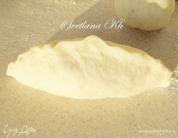 Из шарика сформировать лепешку, выложить на нее начинку, защипать края, как варенику.