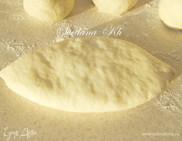 Перевернуть швом вниз и  немного приплюснуть, чтобы пирожок был плоским.Жарить в масле, переворачивая. Я много масла не наливаю. Затем выложить пирожки на салфетку, чтобы ушло лишнее масло. Пушистые пирожки  готовы, приятного аппетита!