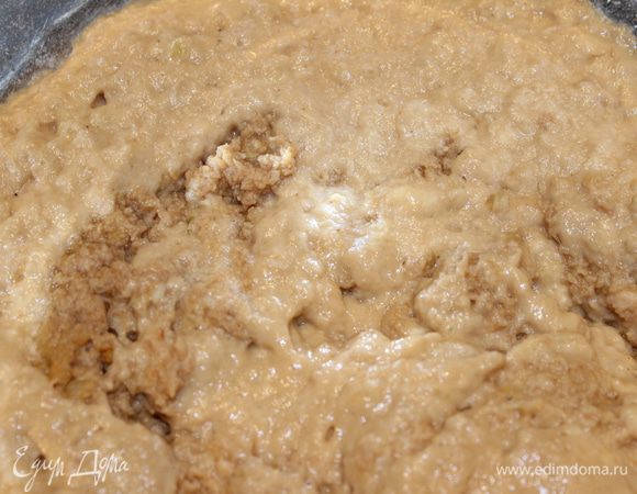 В миске взбить яйца, добавить сахар, соль, перец и муку. Все тщательно перемешать. Пюре из мяса добавить к полученной массе и все хорошенько взбить