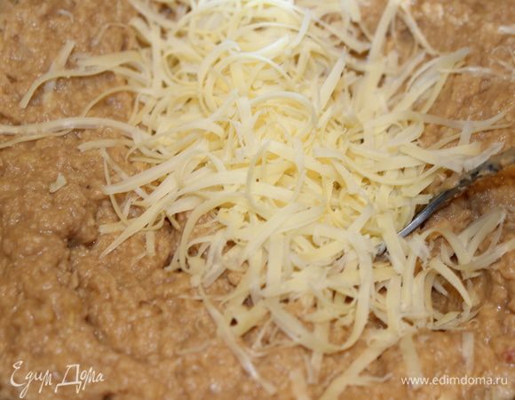 Сыр (твердый) натереть и добавить к массе, аккуратно перемешать