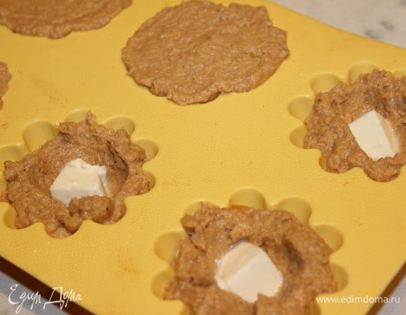 Формочки для кексов смазать маслом, разложить мясную массу, заполнив до половины. В центр вложить кусочек сыра Моцарелла и заполнить доверху все формы мясной массой. У меня вышло 12 кексов. Смазать растительным маслом верхушки и поставить в духовой шкаф, разогретый до 200 градусов, примерно на 20-30 минут. Кексики немного поднимутся и подрумянятся