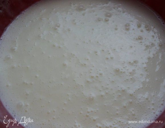 Яйца взбить с сахаром. Не переставая взбивать, добавить тонкой струйкой растительное масло, затем сметану.