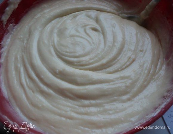 Добавить в несколько приемов муку, соду, погашенную уксусом, ванильный сахар. Тесто по консистенции должно быть как густая сметана.