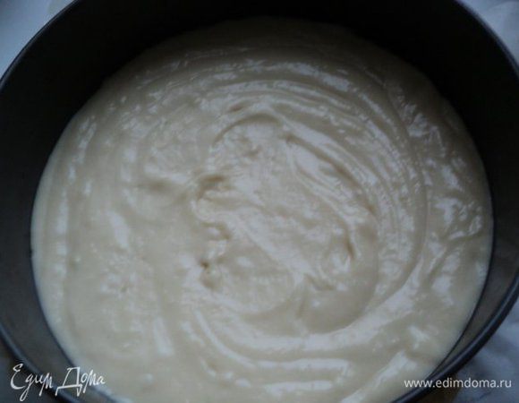 Разделить тесто на две части. Дно формы для выпечки застелить пергаментом, смазать маслом и выложить белую часть теста. Крутануть несколько раз форму по часовой стрелке, чтобы тесто выровнялось. Выпекать при температуре 180 градусов 25-30мин ( до сухой палочки).